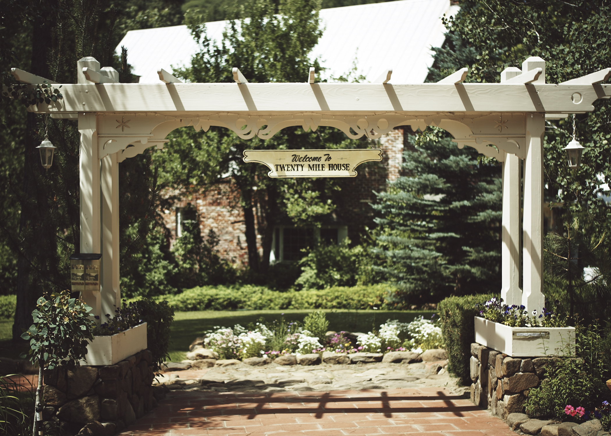 J+H_Wedding_Grounds_0105